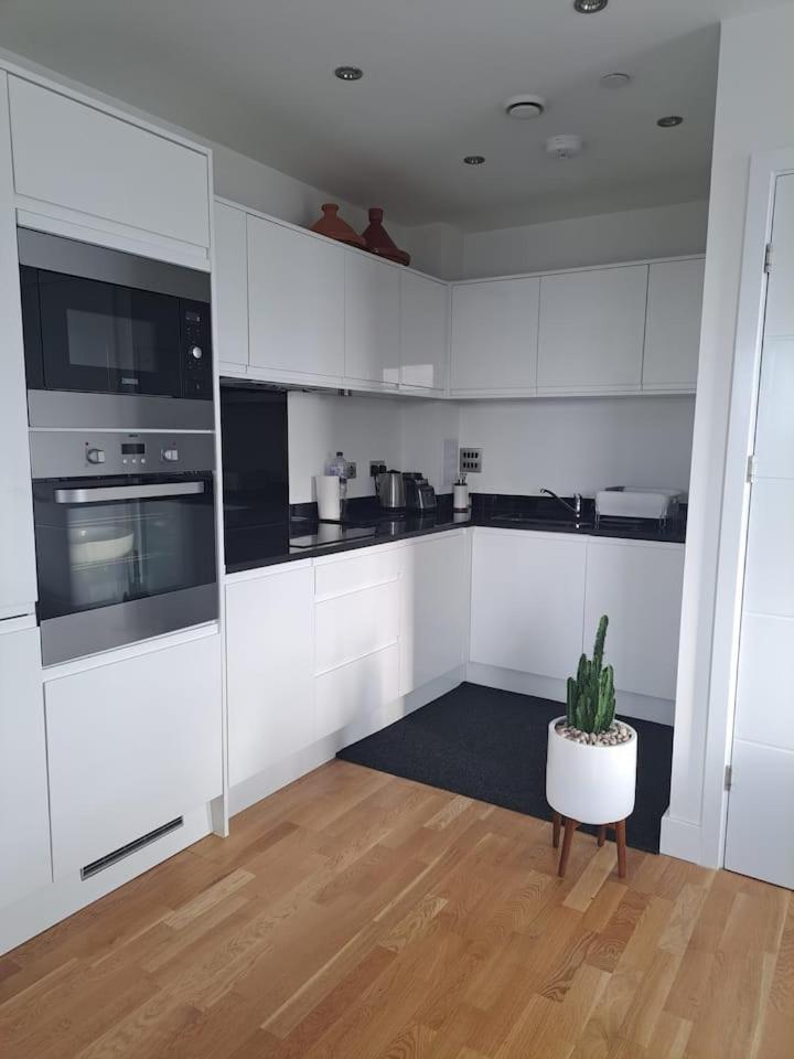 Cozy Double With Large En Near Canary Wharf With Amazing Views In A Shared * Londra